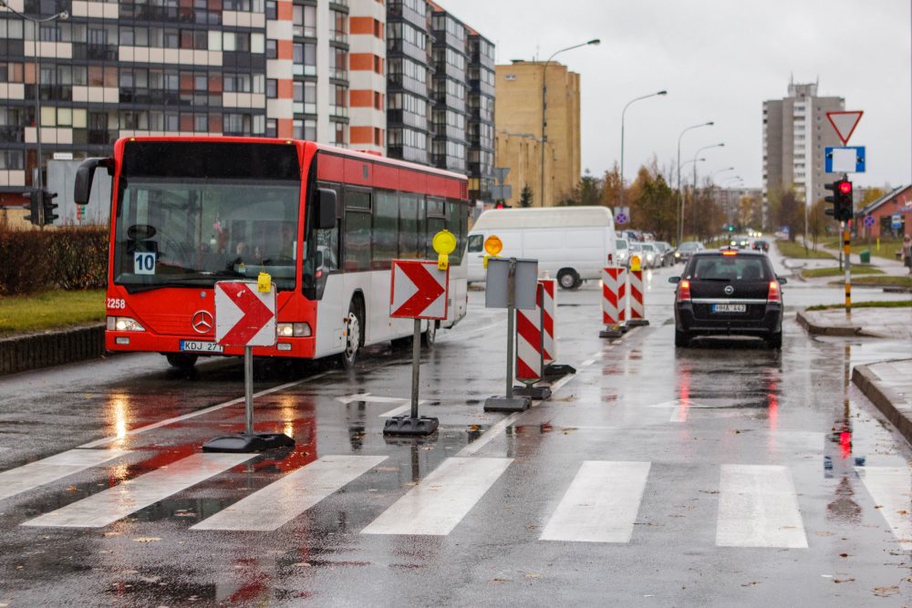 Dariaus ir Girėno bei Klaipėdos gatvių sankryža – viena avaringiausių vietų Panevėžyje. Vairuotojai piktinasi, kad, užuot išsprendus, kaip būtų galima sumažinti joje eismo įvykių skaičių, važiavimo sąlygos dar labiau pasunkintos.