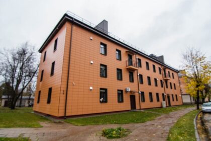 Vis daugiau daugiabučių gyventojų, įvertinę įsivažiavusios renovacijos naudą, ryžtasi atnaujinti senus namus. Marijonų gatvės 39-asis daugiabutis iš tolo akį traukia pasikeitusia išvaizda. Tai ne tik vienas iš stilingiausiai, bet ir moderniausiai Panevėžyje renovuotų namų. Tačiau jo gyventojai dėl tokio modernumo džiaugsmu netrykšta.