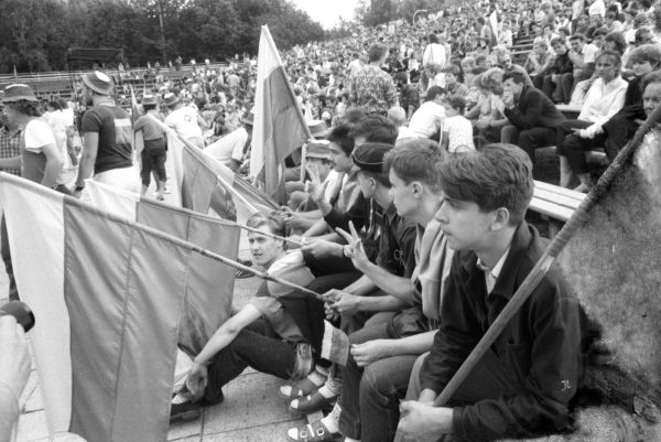 Roko maršai per Lietuvą nešė ne tik revoliucingą jaunimo kultūrą, bet ir vienas pirmųjų trispalvių. LCVA nuotr.