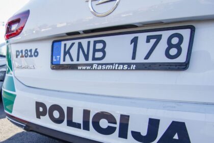 Įsismarkavę vyrai apgadino moters automobilį.