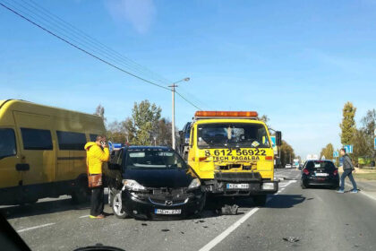 Antradienio popietę, kelios minutės po 13 val. Smėlynės gatvėje, netoli Gamtos mokyklos, susidūrė dvi transporto priemonės – lengvasis automobilis „Mazda“ ir techninės pagalbos automobilis, vežantis dar vieną transporto priemonę.