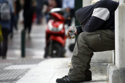 Dar visai neseniai aukso amžių gyvenęs Panevėžio krašto verslininkas dabar priverstas slėpti savo tapatybę taip mėtydamas pėdas nuo iš jo skolas bandančių išieškoti net vienuolikos antstolių.