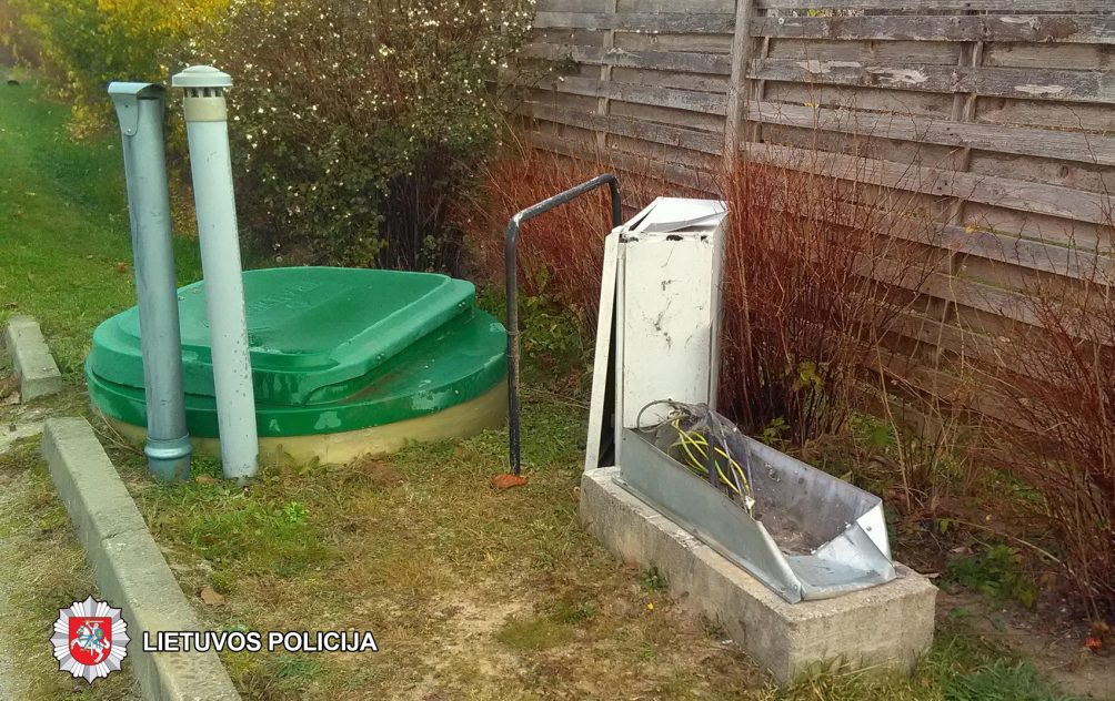 2018-10-16 Panevėžyje, K. Binkio g., apgadintas automobilis „Toyota Avensis“. Jį apgadinusio automobilio vairuotojas iš eismo įvykio vietos pasitraukė.