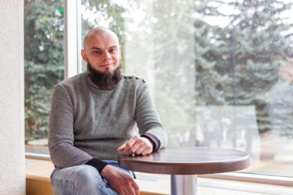 Daugiau nei penkerius metus praleidęs Kaune, kurį laiką gyvenęs Vilniuje, Leonas Blėdis sugrįžo gyventi ir kurti į gimtąjį Panevėžį. Juozo Miltinio dramos teatro jaunasis direktorius čia jaučiasi jaukiai ir patriotiškai.