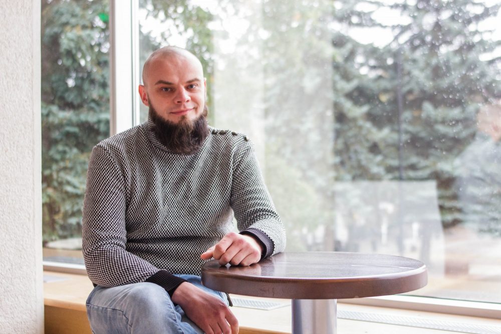 Daugiau nei penkerius metus praleidęs Kaune, kurį laiką gyvenęs Vilniuje, Leonas Blėdis sugrįžo gyventi ir kurti į gimtąjį Panevėžį. Juozo Miltinio dramos teatro jaunasis direktorius čia jaučiasi jaukiai ir patriotiškai.