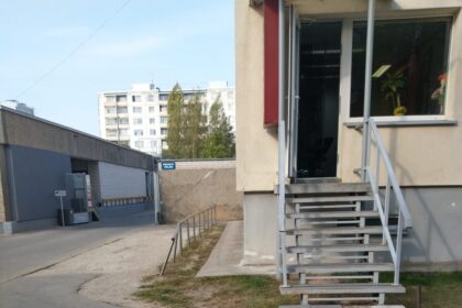 Pasirodo, laiptais važinėti mėgsta ne tik nutrūktgalviai riedutininkai ir dviratininkai. Jais mielai prarieda ir vilkikai. Statybininkų gatvėje esančio prekybos centro „Maxima“ kaimynai nebespėja kviesti remonto meistrų dėl sunkiasvorių mašinų daromų nuostolių ankštoje aikštelėje.