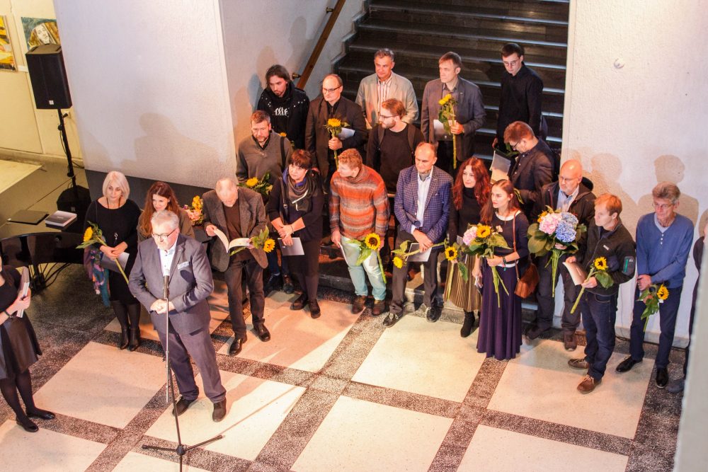 Atsispirti spalvingoms reklamoms, šaukte šaukiančioms pirkti net tai, kas jums nereikalinga, sudėtinga. Juk visi tie tušti pažadai žada laimę. O kai nereikalingų daiktų perpildyti namai jos neatneša, nejučia perkama vis daugiau ir daugiau. Kaip ištrūkti iš to užburto rato ir sau pripažinti, kad laime ir gyvenimo pilnatve parduotuvėse neprekiaujama? Į Panevėžio dailės galerijoje savotišką diskusiją per meną intriguojančiu pavadinimu „Memento mori“ pakvietė Aukštaitijos krašto dailininkai.