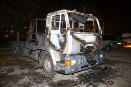 Po dar penktadienio vidurnaktį įvykdyto, kaip įtariama, automobilio padegimo sekė tokia pat nerami šeštadienio naktis.