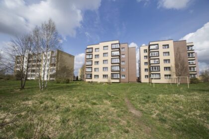 Sovietmečiu statyti daugiabučiai dažnai nebeatliepia šiuolaikinio žmogaus poreikių: sąskaitos už šildymą didelės, bet gyventojai priversti šalti, o pati gyvenamoji aplinka neleidžia sukurti jaukių namų. Tad vis daugiau gyventojų ryžtasi pasinaudoti valstybės siūlomu receptu – daugiabučių renovacija.