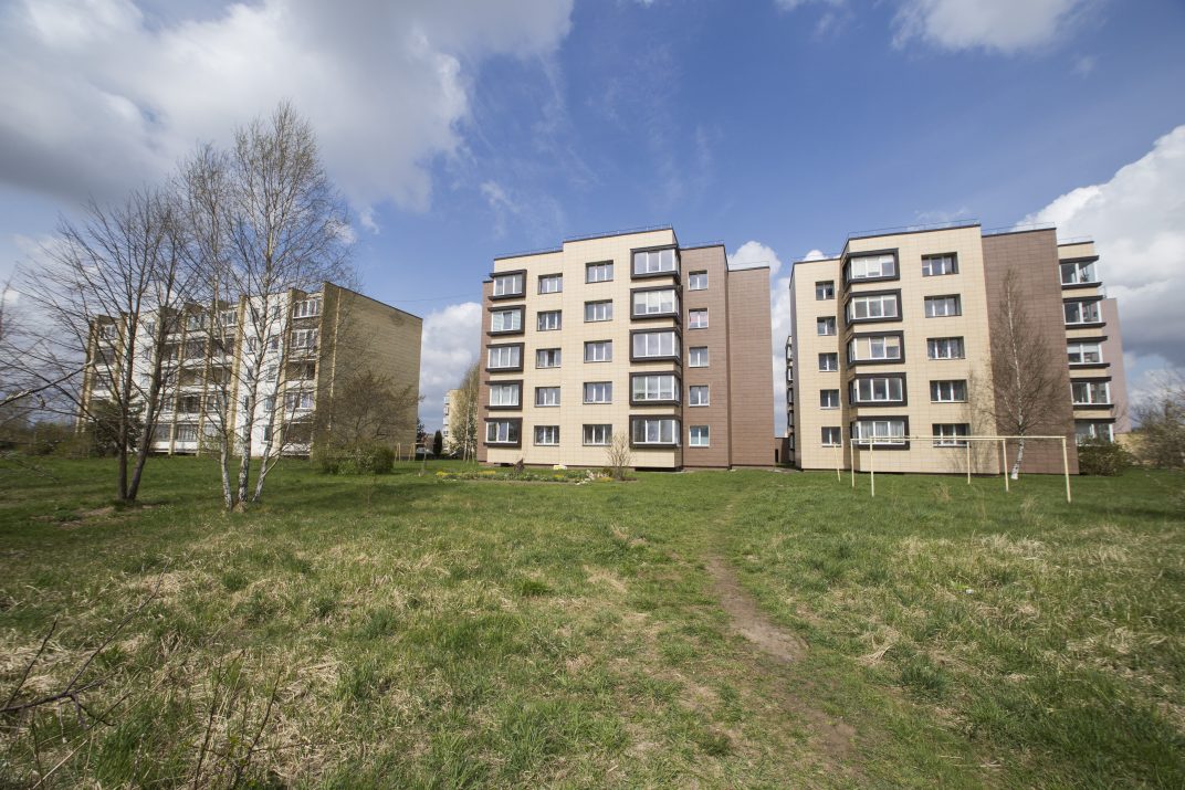 Sovietmečiu statyti daugiabučiai dažnai nebeatliepia šiuolaikinio žmogaus poreikių: sąskaitos už šildymą didelės, bet gyventojai priversti šalti, o pati gyvenamoji aplinka neleidžia sukurti jaukių namų. Tad vis daugiau gyventojų ryžtasi pasinaudoti valstybės siūlomu receptu – daugiabučių renovacija.