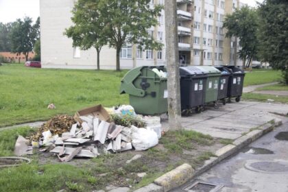 Spalis – mėnuo, kai savo miestą matome ryškiausią. Auksinį, raudoną ir vis dar šiek tiek žalią. Nuklotą medžių ir krūmų lapų kilimais. Tačiau netrukus auksas ir spalvos išbluks, nusidažys rudai, pradės pūti. O mes, visa bendruomenė, turėtume pasirūpinti, kad mūsų miestas išliktų kuo švaresnis.