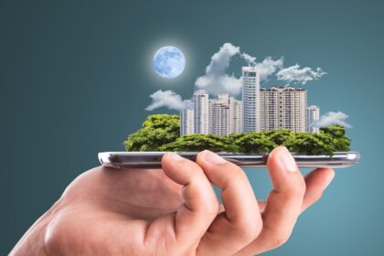 Šalia namų įlūžo šaligatvių plytelė, gatvėje atsivėrė duobė, kaimynas muša žmoną – šiandien visa tai jau galima išspręsti kelių kompiuterio klavišų paspaudimu. Panevėžio savivaldybė ir net policija negali atsidžiaugti interneto programomis bei socialiniais tinklais, kurie padeda nudirbti krūvas darbų. Kartais iš tokio bendradarbiavimo galima net ir užsidirbti.