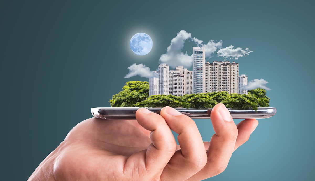 Šalia namų įlūžo šaligatvių plytelė, gatvėje atsivėrė duobė, kaimynas muša žmoną – šiandien visa tai jau galima išspręsti kelių kompiuterio klavišų paspaudimu. Panevėžio savivaldybė ir net policija negali atsidžiaugti interneto programomis bei socialiniais tinklais, kurie padeda nudirbti krūvas darbų. Kartais iš tokio bendradarbiavimo galima net ir užsidirbti.