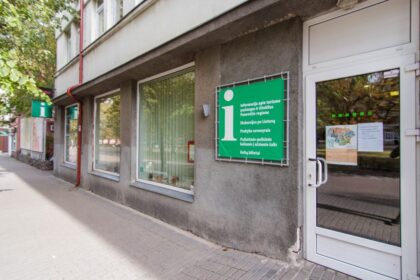 Populiaraus projekto „Surink Lietuvą“ dalyviai – keliauti mėgstanti kauniečių šeima – savaitgalį susiruošę į Panevėžį grįžo ne tik it musę kandę, bet dar ir gerokai sugadinta nuotaika. Į Aukštaitijos sostinę užsukusius turistus nemaloniai apstulbino Panevėžio turizmo informacijos centro (TIC) darbuotojos elgesys ir bendravimo kultūra.