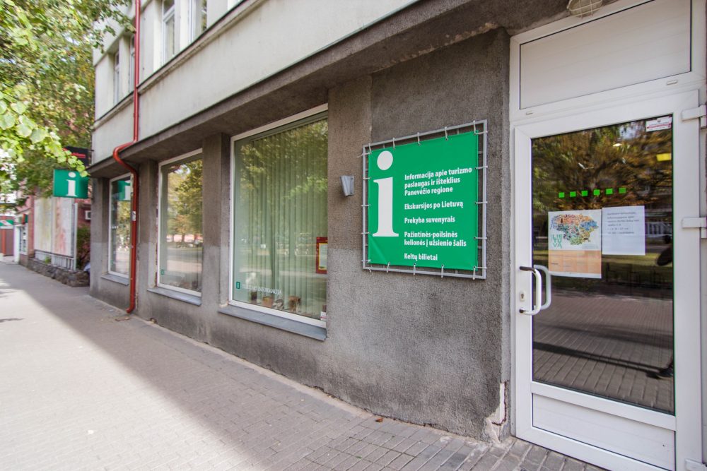 Populiaraus projekto „Surink Lietuvą“ dalyviai – keliauti mėgstanti kauniečių šeima – savaitgalį susiruošę į Panevėžį grįžo ne tik it musę kandę, bet dar ir gerokai sugadinta nuotaika. Į Aukštaitijos sostinę užsukusius turistus nemaloniai apstulbino Panevėžio turizmo informacijos centro (TIC) darbuotojos elgesys ir bendravimo kultūra.