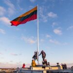 Galinga, didžiulė – tam, kad plazdėtų ir primintų mūsų kovą už nepriklausomybę. Ant Panevėžio Juozo Miltinio dramos teatro stogo, lygiai taip pat, kaip prieš trisdešimt metų suplevėsavo įspūdingo dydžio Lietuvos vėliava.