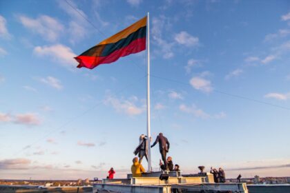 Galinga, didžiulė – tam, kad plazdėtų ir primintų mūsų kovą už nepriklausomybę. Ant Panevėžio Juozo Miltinio dramos teatro stogo, lygiai taip pat, kaip prieš trisdešimt metų suplevėsavo įspūdingo dydžio Lietuvos vėliava.