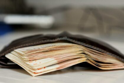 Vyriausybė antradienį pritarė minimalios mėnesio algos (MMA) didinimui – nuo kitų metų ji didės 7,5 proc. ir dėl mokesčių perskaičiavimo sudarys 555 eurus. Neperskaičiavus mokesčių, MMA didėtų 30 eurų iki 430 eurų.