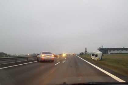 Panevėžio rajone susidūrė du automobiliai, kai vieno jų vairuotoja nežinia kaip sugebėjo įvažiuoti į priešpriešinio eismo juostą kelyje, perskirtame metaliniais atitvarais.