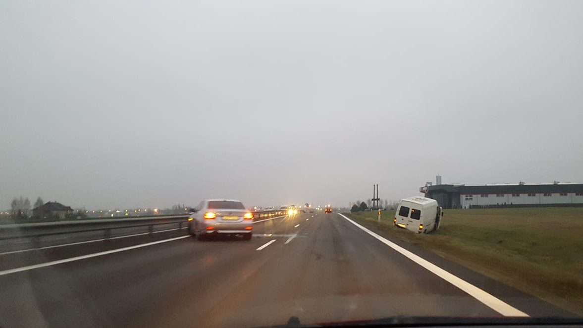 Panevėžio rajone susidūrė du automobiliai, kai vieno jų vairuotoja nežinia kaip sugebėjo įvažiuoti į priešpriešinio eismo juostą kelyje, perskirtame metaliniais atitvarais.