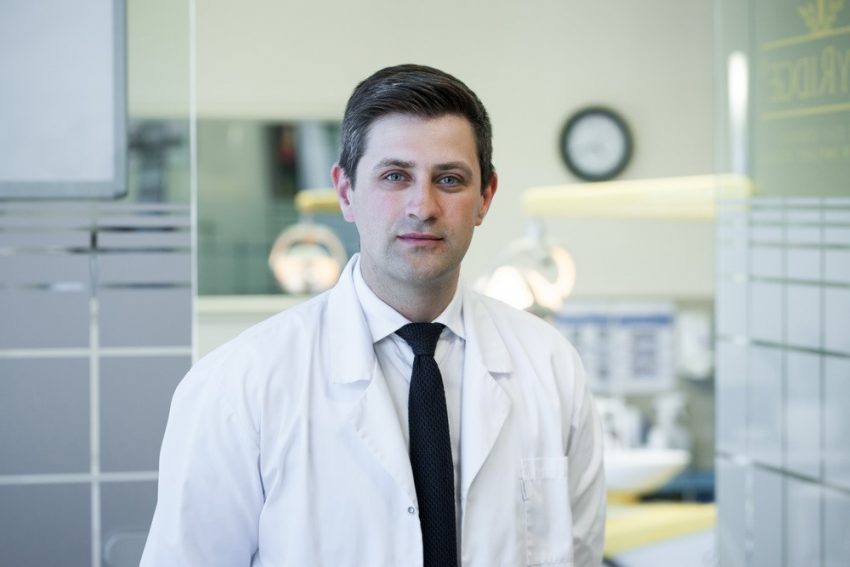 Burnos chirurgas G. Omerca – didelę patirtį turintis dantų atkūrimo ant implantų specialistas.