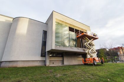 Tikriausiai reto panevėžiečio nuotraukų albume nėra fotografijos su Panevėžio santuokų rūmų vitražais. Jų šią savaitę įprastoje vietoje nebeliko.