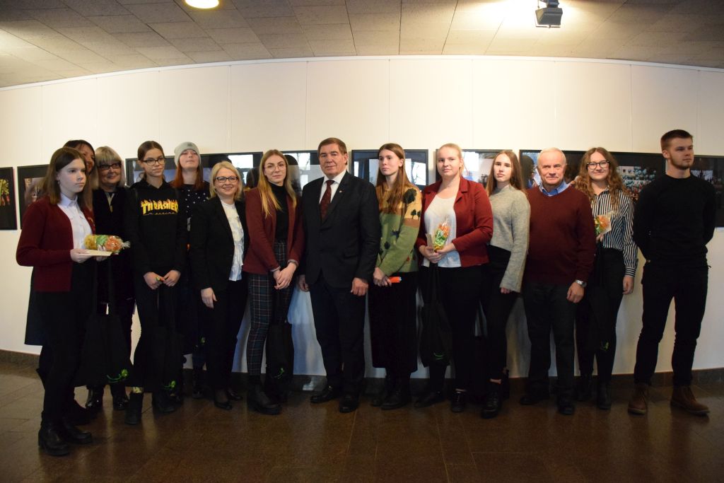 Šiandien Panevėžio miesto savivaldybėje iškilmingai atidaryta tradicinio moksleivių fotografijų konkurso „Panevėžys – mano miestas“ paroda. Geriausių nuotraukų autorius pasveikino mero pavaduotojas, laikinai einantis mero pareigas Petras Luomanas, administracijos direktoriaus pavaduotoja S. Jakštienė, jaunuolių atsiųstas nuotraukas aptarė fotomenininkė Marija Čičirkienė.