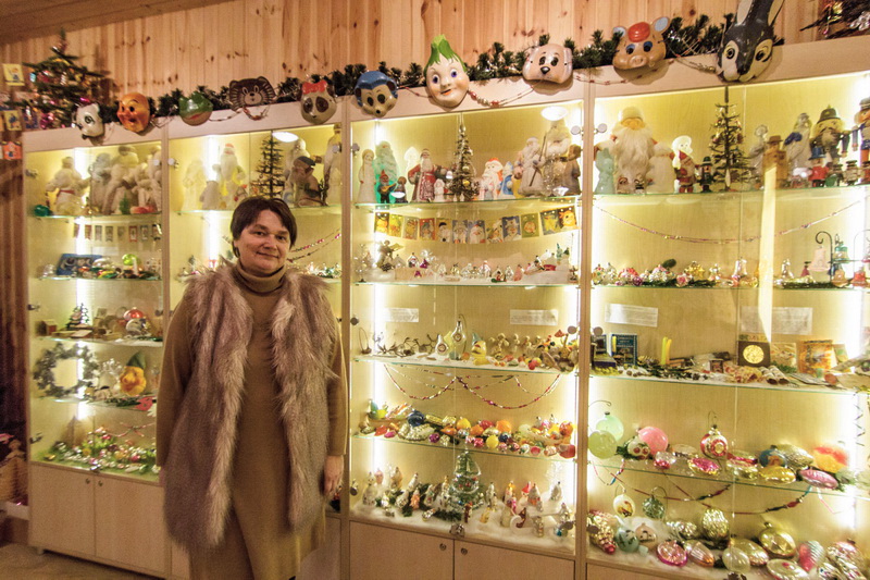 Muziejaus įkūrėja bibliotekininkė Violeta Karklytė džiaugiasi, kad šiemet pavyko iš Rusijos kolekcininkų įsigyti labai retų eglės žaisliukų. M. GARUCKO nuotr.