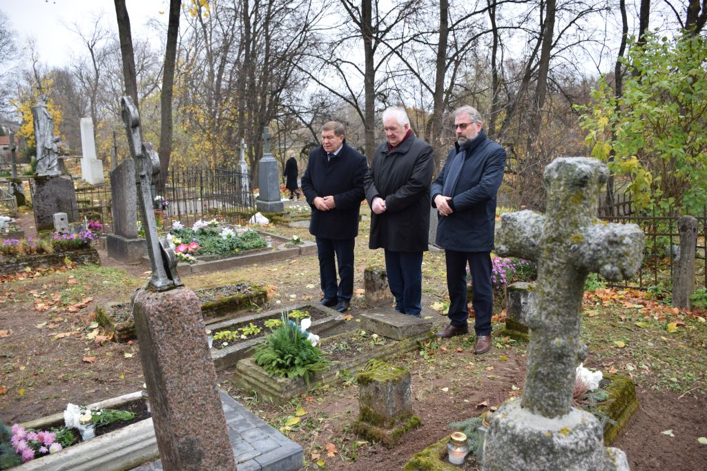 Šiandien, Mirusiųjų atminimo dieną, Panevėžio mero pavaduotojas, laikinai einantis mero pareigas Petras Luomanas, mero pavaduotojas Aleksas Varna ir meras Rytis Račkauskas aplankė žuvusiųjų už Lietuvos laisvę ir nusipelniusių miestui žmonių amžinojo poilsio vietas.