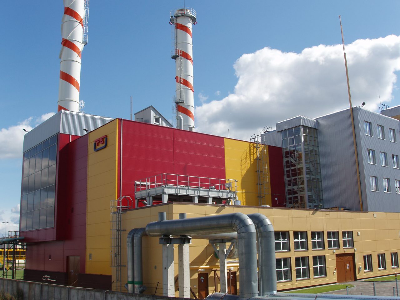 AB „Panevėžio energija“ susirūpinusi, kad įsigaliojus naujai tvarkai privalės trečdalį šilumos pirkti iš naujo nepriklausomo šilumos gamintojo (NŠG) „Biokuro energija“, o ši bendrovė, siekdama kuo didesnio pelno, šilumą parduoda brangiai. Vien lapkričio mėnesį „Biokuro energija“ uždirbs 400 000 eurų, o panevėžiečiai jokios naudos nepajus.