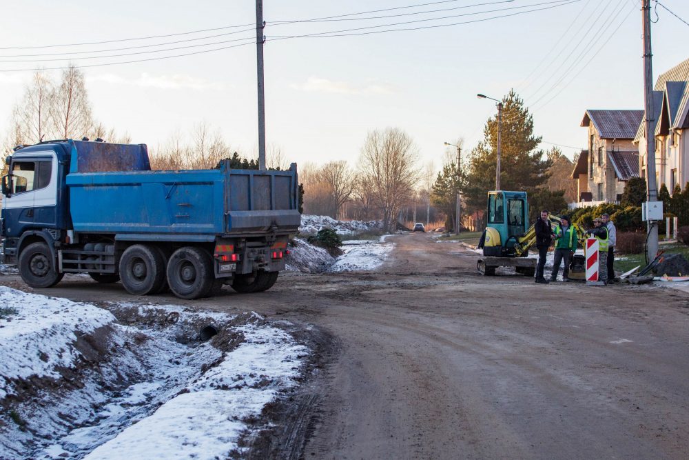 Miesto Savivaldybė, Rožyno mikrorajone įrengianti lietaus vandens surinkimo tinklus, piktina gyventojus. Jau kurį laiką gyvenantys lyg apkasuose, jie susitaiko su laikinais nepatogumais, tačiau abejojama, ar įgyvendinus projektą, gyvenimas tikrai, kaip kad žadama, pagerės.