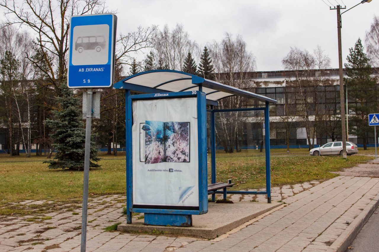 Jau antra savaitė, kai Venslaviškio gatvėje, šalia buvusios „Ekrano“ gamyklos esančią autobusų stotelę keleiviai priversti aplenkti iš tolo.