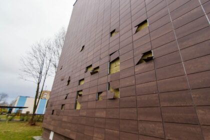 Renovuoto Panevėžio daugiabučio gyventojai, nebeapsikentę sutvarkytą sieną niokojančių vandalų išpuolių, priversti šauktis policijos pagalbos ir net jau mąsto apie naktinį budėjimą.