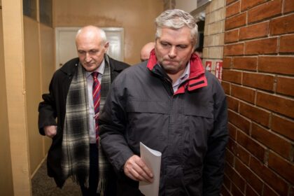 Keturi metai šeši mėnesiai laisvės atėmimo – tokią bausmę šiandien Panevėžio apylinkės teismo Rokiškio rūmuose išgirdo buvęs Rokiškio rajono Kamajų A. Strazdo gimnazijos direktorius Augutis Tymukas. Jis prieš metus apsvaigęs nuo alkoholio vairavo automobilį, kliudė šalikelėje stovėjusį žmogų, kuris nuo stiprių sužalojimų mirė.