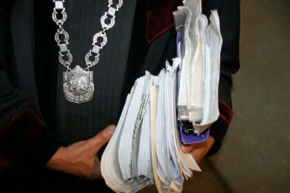 Teismui perduota baudžiamoji byla, kurioje du daugybę kartų teisti kupiškėnai kaltinami žmonių žalojimu, savavaldžiavimu bei plėšimais.