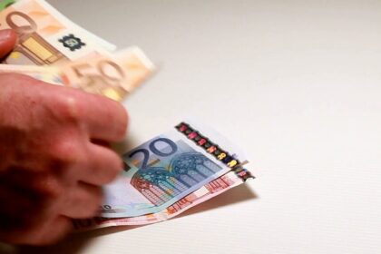 Nuo gruodžio 1 d. įsigalioja Civilinio proceso kodekso (CPK) pataisos, kuriomis ženkliai bus sumažintos iš skolininkų antstolių išskaičiuojamos sumos.