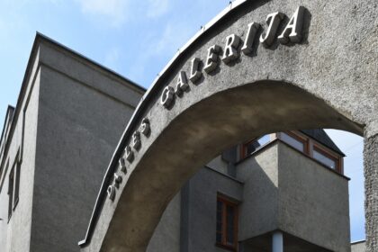 Gruodžio mėnesį Dailės galerijos senasis pastatas bus užleidžiamas statybininkams – prasidės remonto darbai. Lankytojų galerija nebepriima jau šią savaitę. Į paskutinį renginį prieš remontą Dailės galerija kviečia gruodžio 2-ąją. Statybininkai įžengs gruodžio 3-iąją.