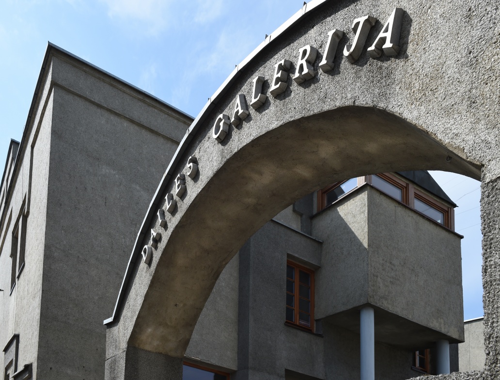 Gruodžio mėnesį Dailės galerijos senasis pastatas bus užleidžiamas statybininkams – prasidės remonto darbai. Lankytojų galerija nebepriima jau šią savaitę. Į paskutinį renginį prieš remontą Dailės galerija kviečia gruodžio 2-ąją. Statybininkai įžengs gruodžio 3-iąją.