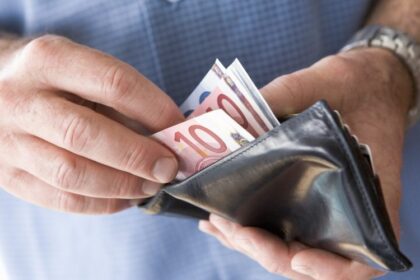 Lietuva – vienintelė iš Baltijos šalių, kurioje vidutinis mėnesio darbo užmokestis iki mokesčių yra mažesnis negu 1000 eurų, rodo oficialioji statistika.