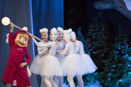 Profesionalus komedijos teatras DOMINO, bendradarbiaudamas su pasaulinį populiarumą pelniusio animacinio filmo kūrėjais “Animaccord LTD”, pristato naują originalų šventinį šou vaikams “Maša ir Lokys: žiemos nuotykiai”. Didžiausią Lietuvos istorijoje įspūdingo biudžeto šou rengia žinomų šalies autorių ir teatro profesionalų kūrybinė grupė. Mašos ir Lokio nuotykiai Labanoro girioje mažuosius žiūrovus ir jų tėvelius į didžiąsias šalies arenas ir sales suburs šventiniu laikotarpiu nuo 2018 m. lapkričio 30 d. iki gruodžio 30 d.