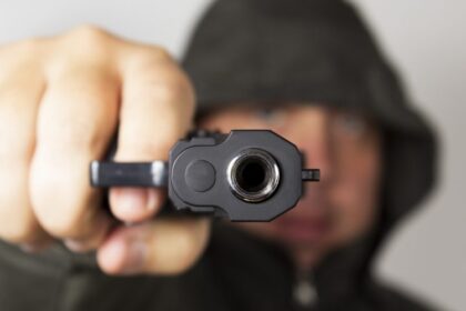 Per išgertuves nusprendęs bičiuliui įrodyti, kad jo nelegalus revolveris tikras, vyras jį apšaudė ir sunkiai sužalojo.