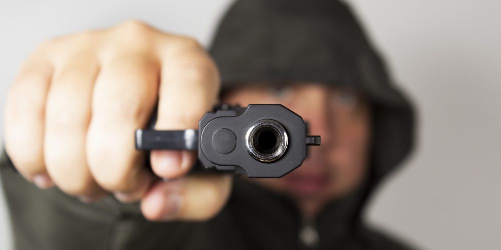 Per išgertuves nusprendęs bičiuliui įrodyti, kad jo nelegalus revolveris tikras, vyras jį apšaudė ir sunkiai sužalojo.