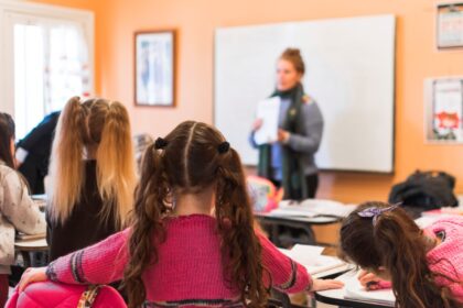 Geresnių laikų mokytojams dar teks palaukti. Iš prognozuoto iki 17 proc. atlyginimų šuolio Panevėžio pedagogų vidutinė šių mokslo metų alga, palyginti su praeitais metais, padidėjo tik 5 proc. Rajono mokytojų atlyginimai pakilo 9 proc.