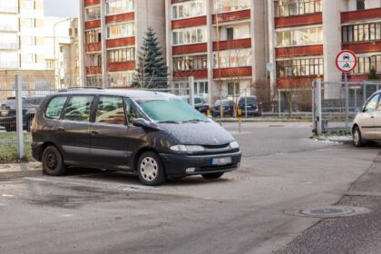 Daugiabučių kiemuose stovintys užmiršti automobiliai kelia pasipiktinimą dėl vietų priverstiems rungtis panevėžiečiams. Projektuotojų gatvėje po vieno daugiabučio langais stovintis „Renault“ kursto dar didesnes gyventojų aistras, mat jie jau keletą mėnesių laukia, kada nenaudojamą transporto priemonę pajudins iš vietos miesto Tarybos narys socialdemokratas Donatas Degenis.