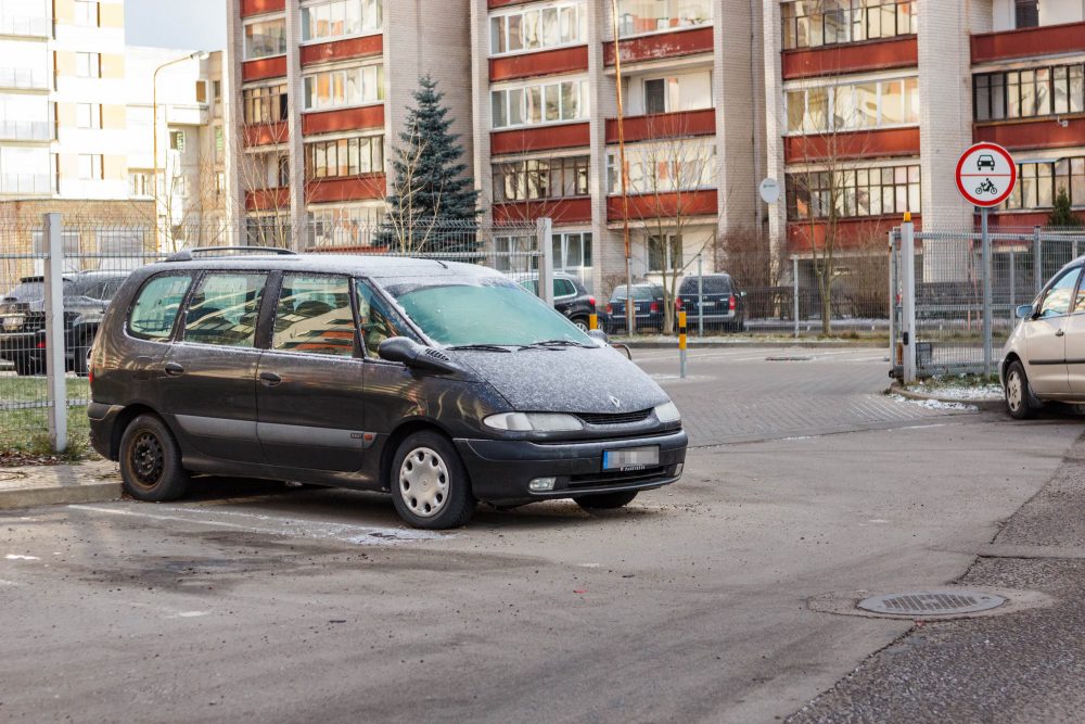 Daugiabučių kiemuose stovintys užmiršti automobiliai kelia pasipiktinimą dėl vietų priverstiems rungtis panevėžiečiams. Projektuotojų gatvėje po vieno daugiabučio langais stovintis „Renault“ kursto dar didesnes gyventojų aistras, mat jie jau keletą mėnesių laukia, kada nenaudojamą transporto priemonę pajudins iš vietos miesto Tarybos narys socialdemokratas Donatas Degenis.