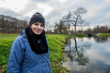 „Man draugės istorija yra savotiškas stebuklas“, – sako žurnalistė Renata Šakalytė-Jakovleva. Šiame interviu ji pirmą kartą pasakoja, kaip padėjo draugei palikti smurtaujantį vyrą ir susikurti gyvenimą iš naujo. Jų istorija parodo, koks svarbus yra moterų savitarpio palaikymas smurtinėse situacijose. „Kalbu, nes noriu, kad tokių istorijų būtų kuo mažiau“, – sako TV3 televizijos laidų vedėja. „Turime auginti vaikus taip, kad smurto nebetoleruotume.“