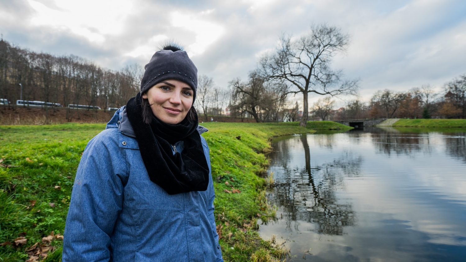 „Man draugės istorija yra savotiškas stebuklas“, – sako žurnalistė Renata Šakalytė-Jakovleva. Šiame interviu ji pirmą kartą pasakoja, kaip padėjo draugei palikti smurtaujantį vyrą ir susikurti gyvenimą iš naujo. Jų istorija parodo, koks svarbus yra moterų savitarpio palaikymas smurtinėse situacijose. „Kalbu, nes noriu, kad tokių istorijų būtų kuo mažiau“, – sako TV3 televizijos laidų vedėja. „Turime auginti vaikus taip, kad smurto nebetoleruotume.“