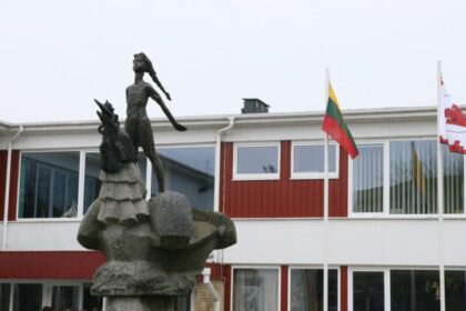 Tris dešimtmečius Juozo Miltinio gimnaziją puošęs panevėžiečio žymaus skulptoriaus Alfrido Pajuodžio meno kūrinys „Mergaitė“ nepaliko abejingų ir vagių. Nors mokyklos teritoriją stebi vaizdo kamerų akys, ilgapirščiams tai nebuvo kliūtis – Visų Šventųjų dieną skulptūra, jau tapusi J. Miltinio mokyklos vizitine kortele, pavogta iš kiemo. Tyrimą dėl vagystės pradėjo policija, tačiau viltys atgauti vertingą skulptūrą mąžta.