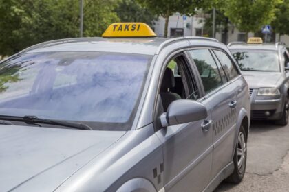 Panevėžio apygardos prokuratūra vadovauja ikiteisminiam tyrimui, kuriame įtarimai pareikšti keturioms Aukštaitijos sostinėje veikiančioms taksi įmonėms, jų savininkui bei trims darbuotojams.