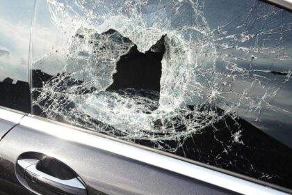 Policija aiškinasi, kam panižo rankos ir išdaužė panevėžiečiui priklausančio automobilio langą.